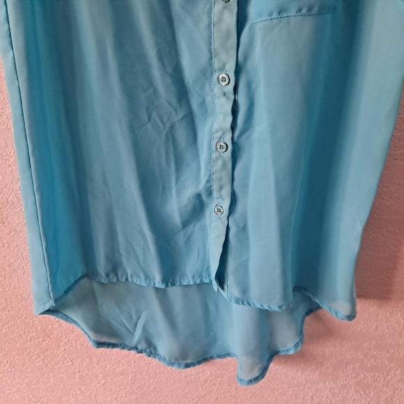 BONGO Blue sleeveless button down shirt - Picture 3 of 4